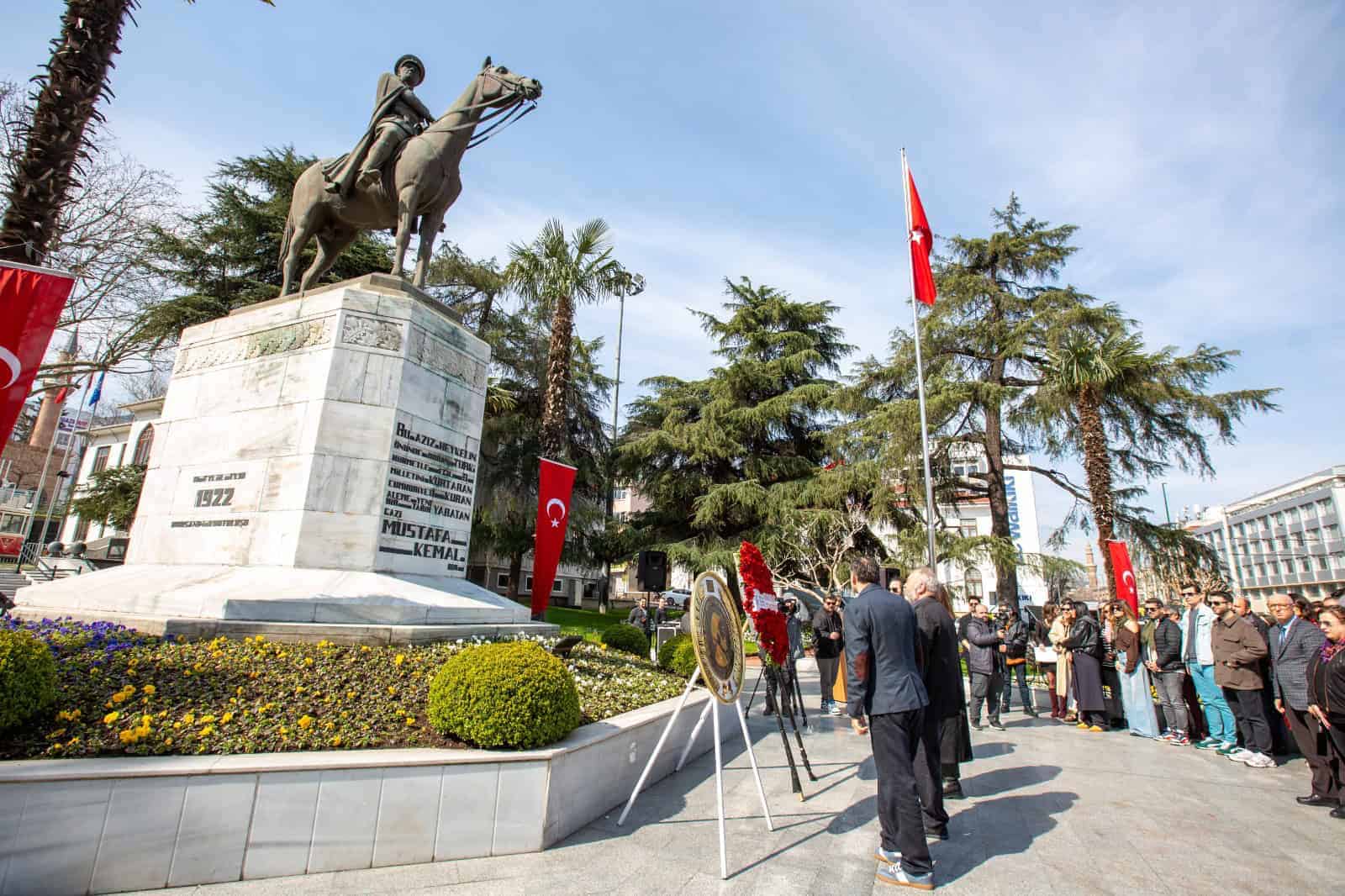 Bursa'da Dünya Tiyatro Günü'nde Sanatçılar Tiyatro Sevgisini Atatürk Anıtı’nda Kutladı