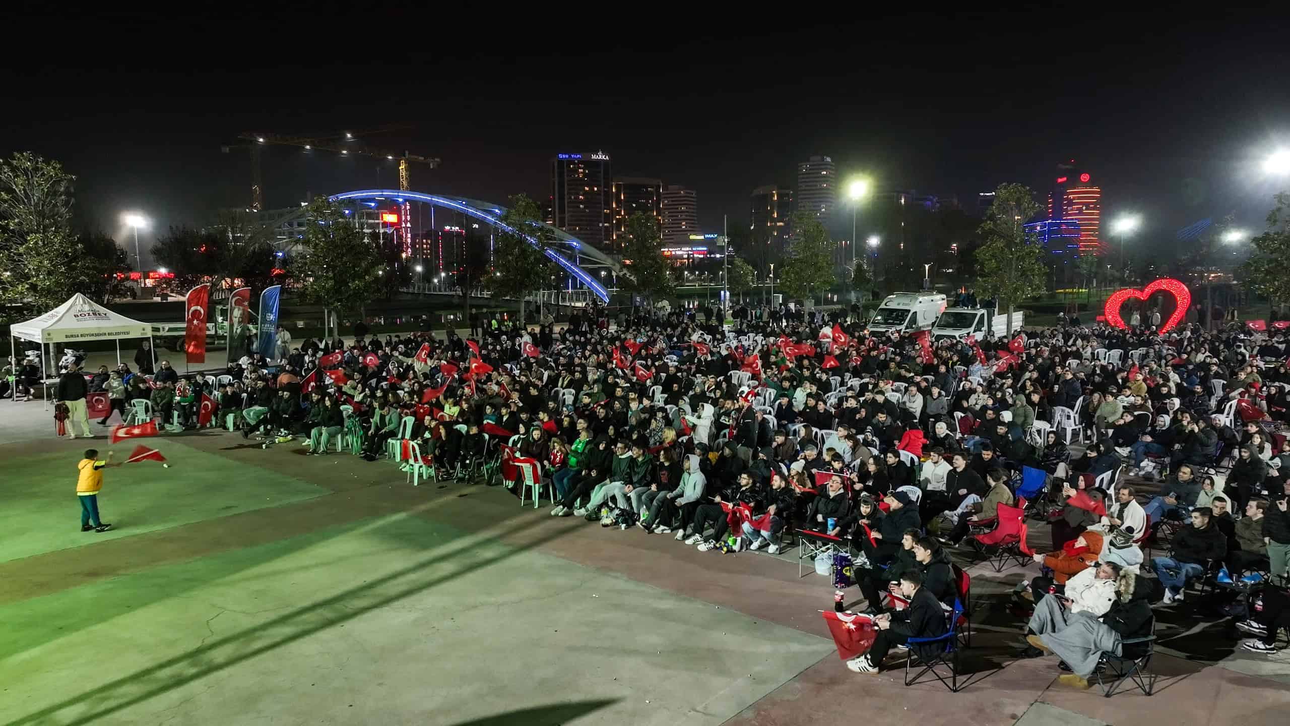 Bursa'da Bursalılar, Milli Takımın Romanya Karşısındaki Galibiyetini Dev Ekranlarda Paylaştı