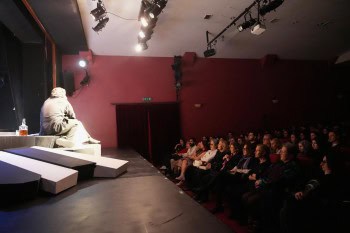 Başkan Ayşe Ünlüce, Şehir Tiyatroları'nın 'Unutmak' Oyununu İzledi