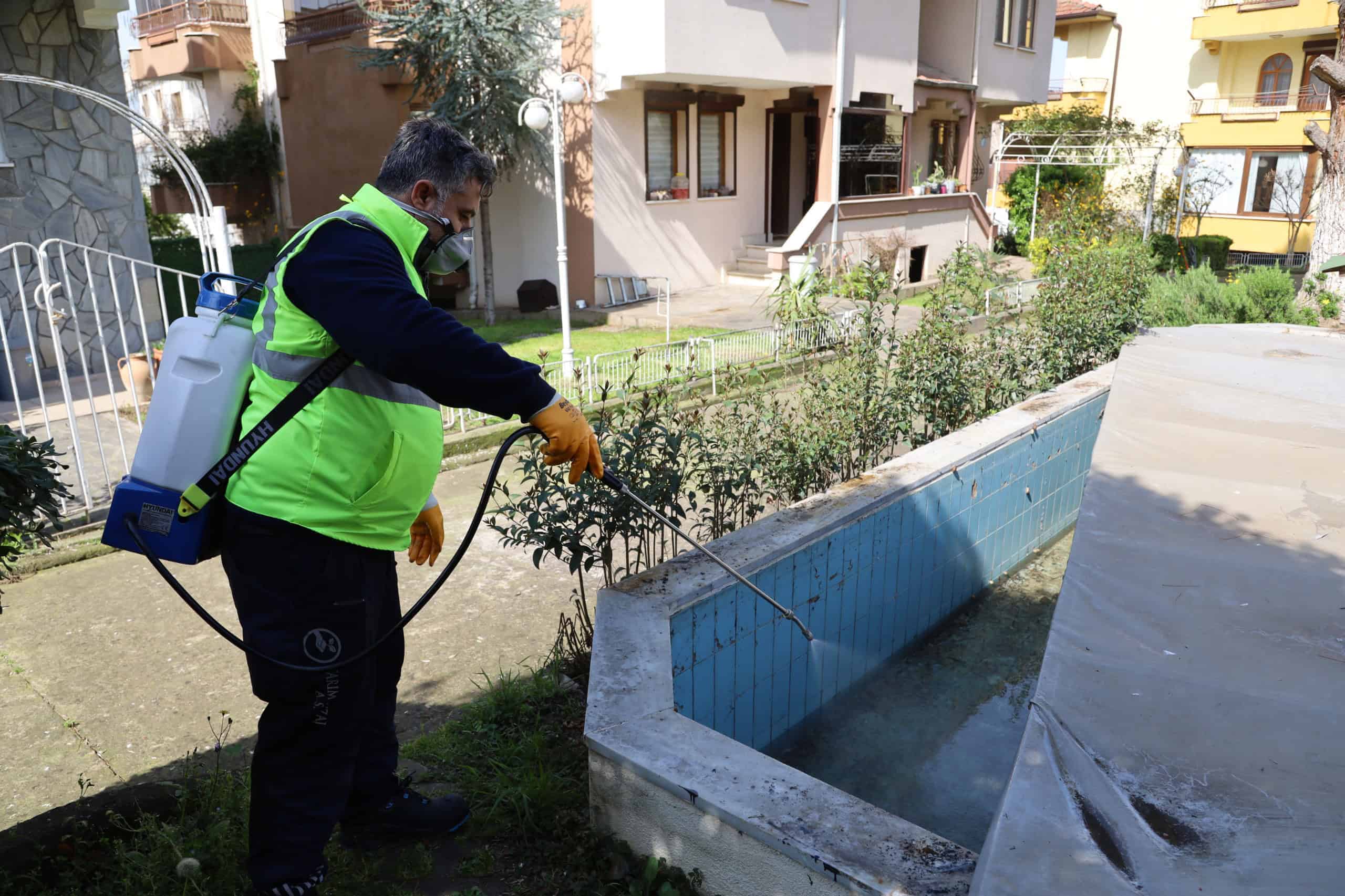 Bursa Büyükşehir Belediyesi 17 İlçede Sinek ve Haşere Sorununu Önlemeye Yönelik Çalışmalarını Sürdürüyor