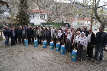 Eskişehir Büyükşehir Belediyesi Sarıcakaya İğdir’de 600 Dut Fidanı Dağıttı