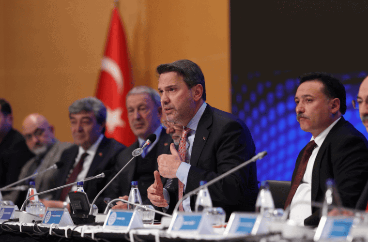 Bakan Bayraktar: Türkiye Enerji Dönüşümünde Elektrikleşmeye ve Yenilenebilir Kaynaklara Yöneliyor